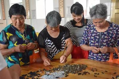 巖泉街道文化禮堂“星期日”活動(dòng) 反家庭暴力宣講與來料加工技能培訓(xùn)